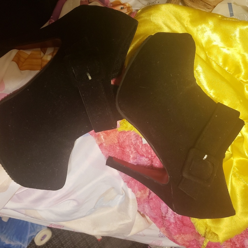 Cute platform like redbottom booties - Picture 2 of 3